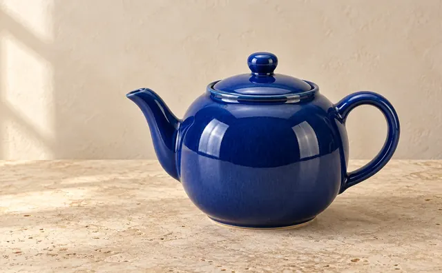 暖色石面上的完整钴蓝圆腹茶壶宽幅图
